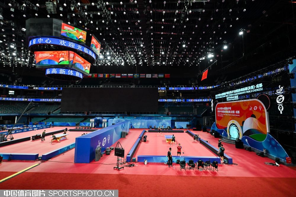 梅西带领迈阿密国际赢得美职联总冠军，实现越级登顶，展现超强实力。